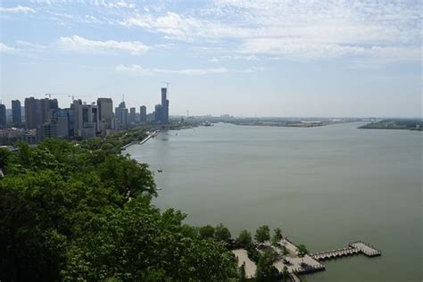 Beigushan Park, Scenic Mountain Overlooking Zhenjiang City, Offers Stunning Views!