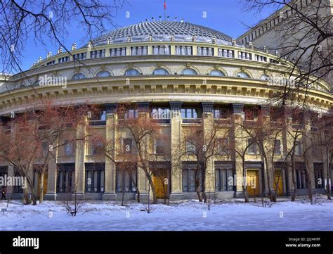  The Novosibirsk Opera and Ballet Theatre: A Symphony of History, Art, and Siberian Spirit!