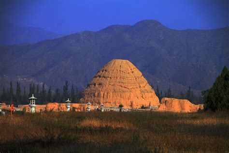 Western Xia Mausoleum: An Ancient Necropolis Steeped in Mystery and Splendor!