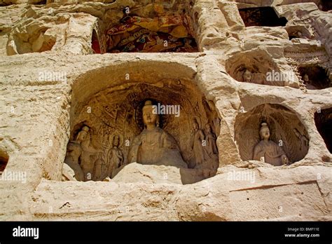 Yungang Grottoes: Ancient Buddhist Masterpieces Carved into Majestic Cliffs!